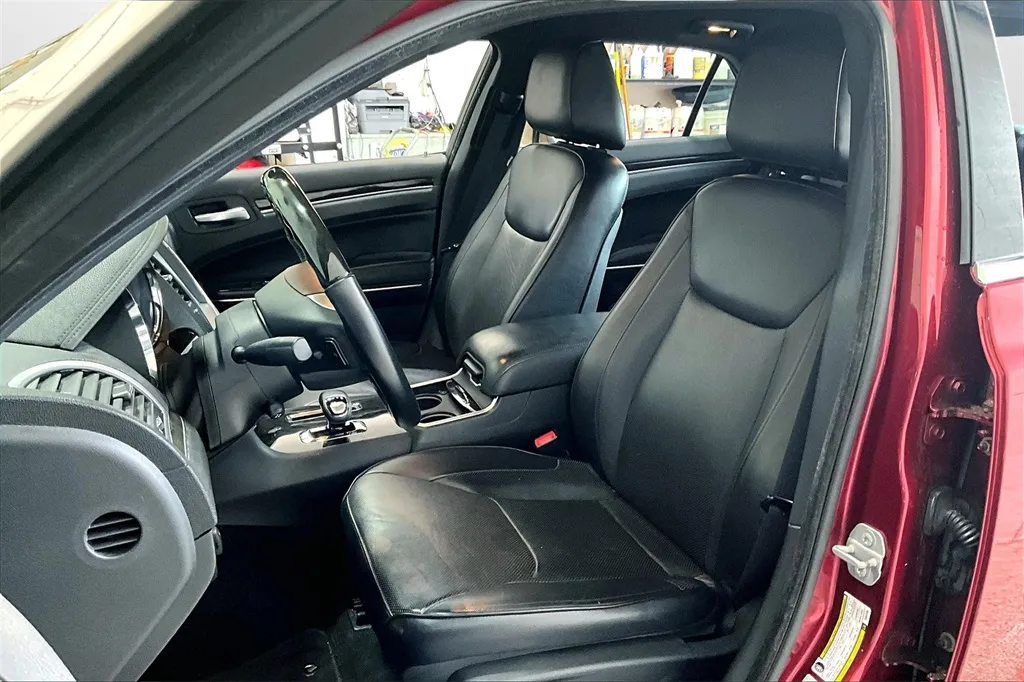 2014 Chrysler 300 C photo 6