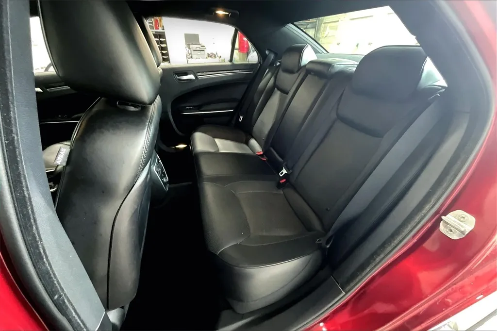 2014 Chrysler 300 C photo 17