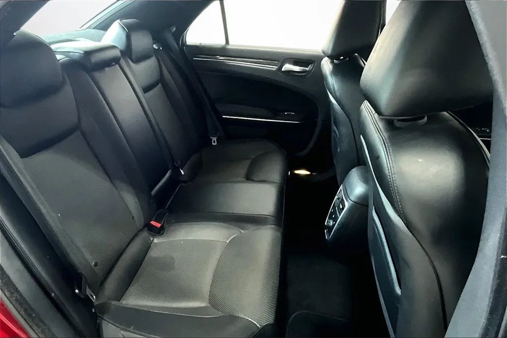 2014 Chrysler 300 C photo 18