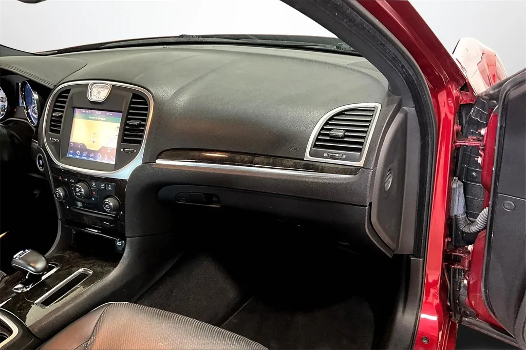 2014 Chrysler 300 C photo 28