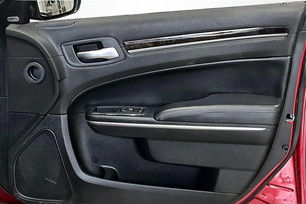 2014 Chrysler 300 C photo 8
