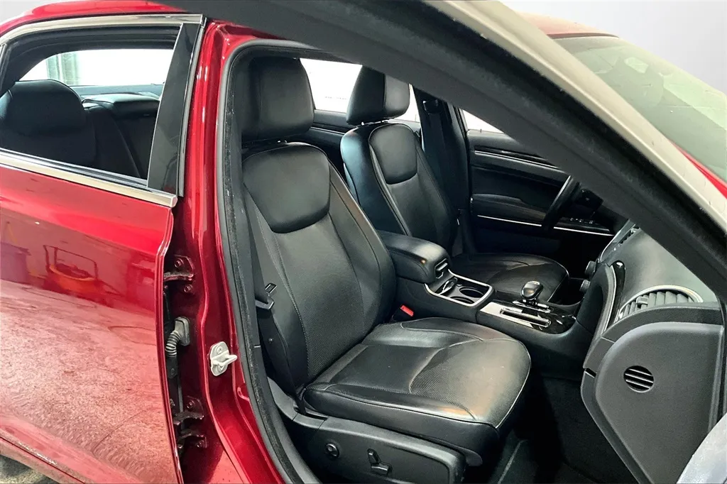 2014 Chrysler 300 C photo 19