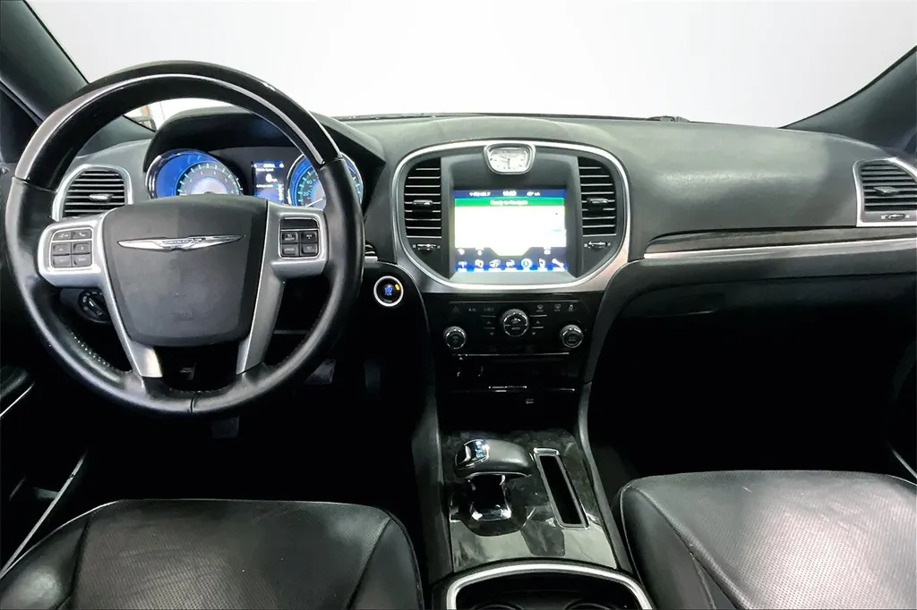 2014 Chrysler 300 C photo 2