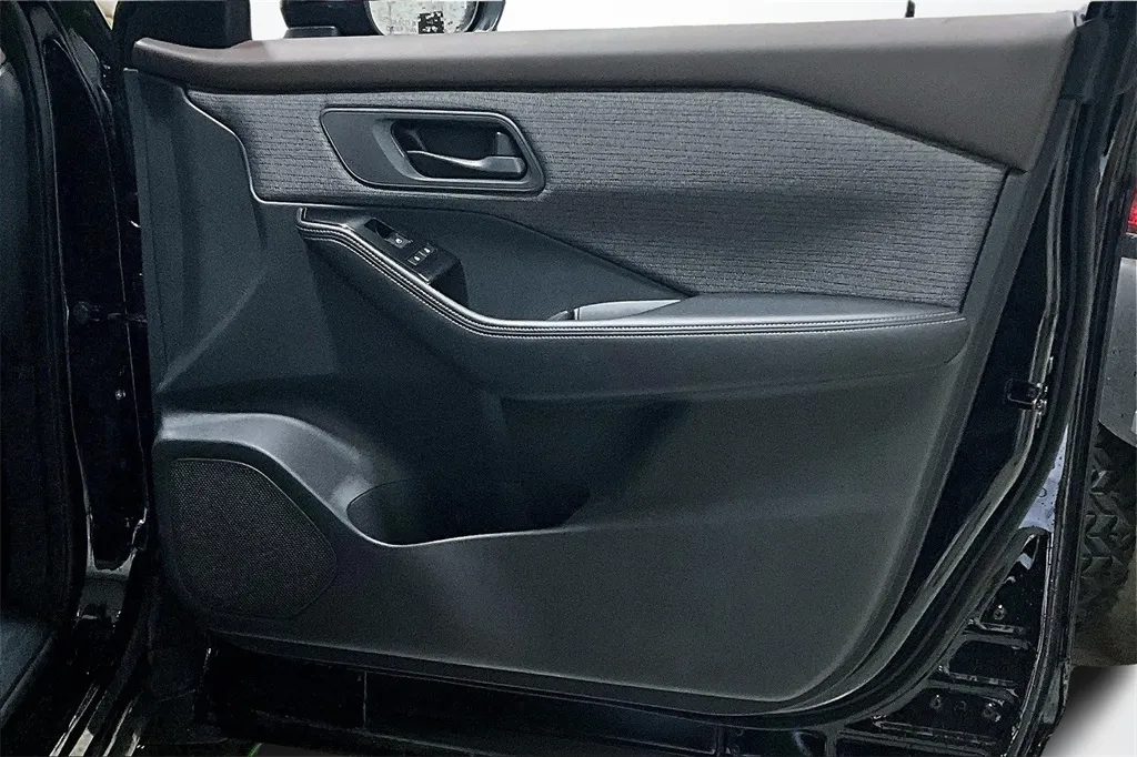 2022 Nissan Rogue S photo 12