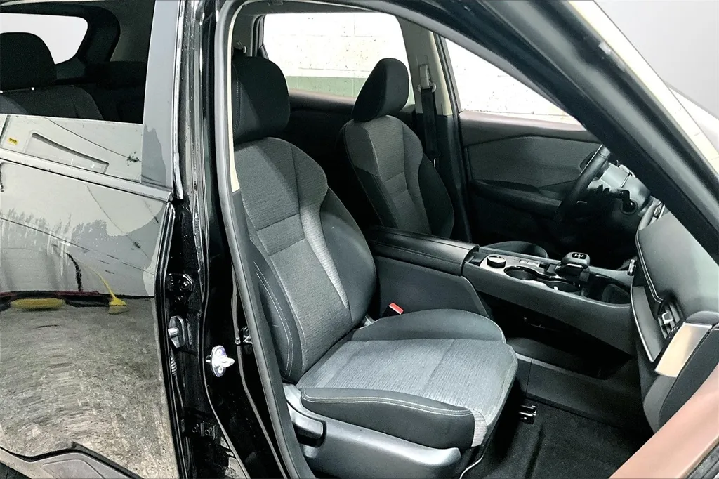 2022 Nissan Rogue S photo 23