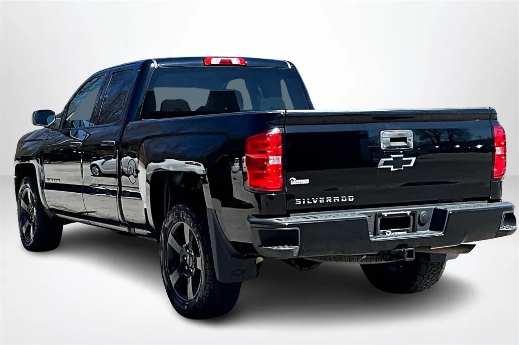 2018 Chevrolet Silverado 1500 Custom photo 2