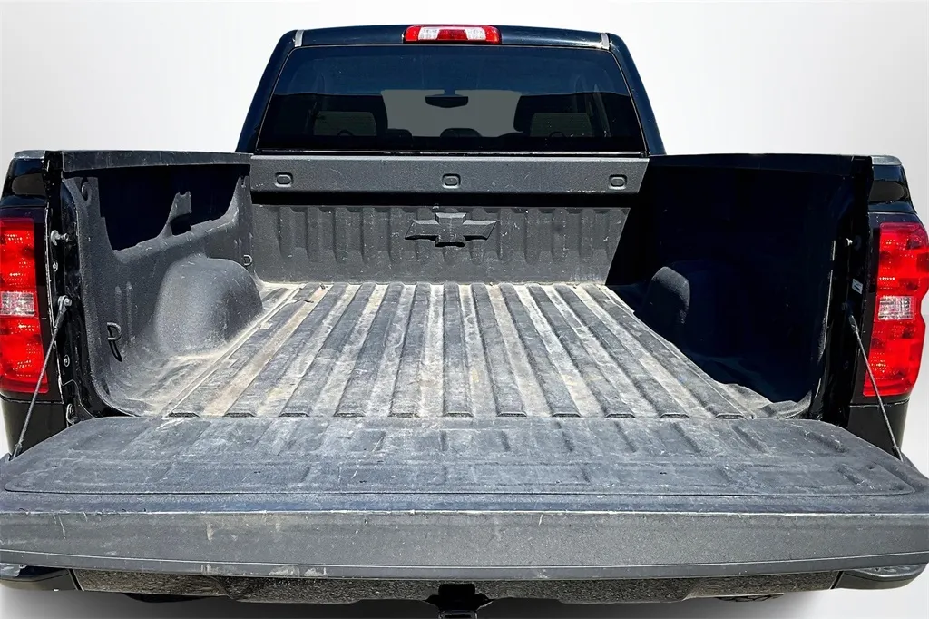 2018 Chevrolet Silverado 1500 Custom photo 3