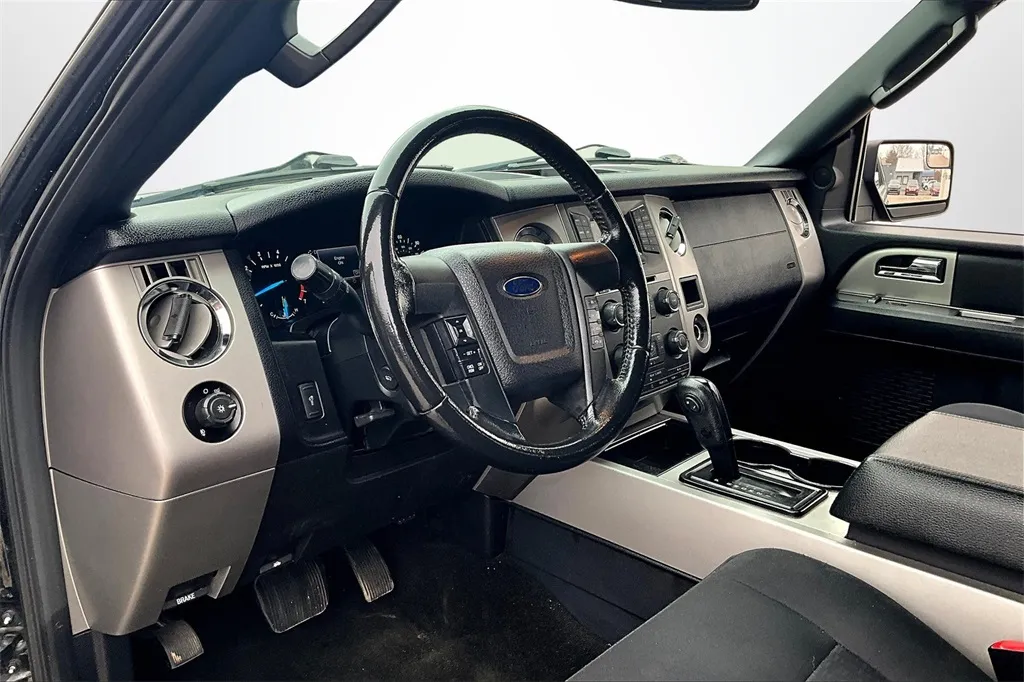 2017 Ford Expedition XLT photo 23