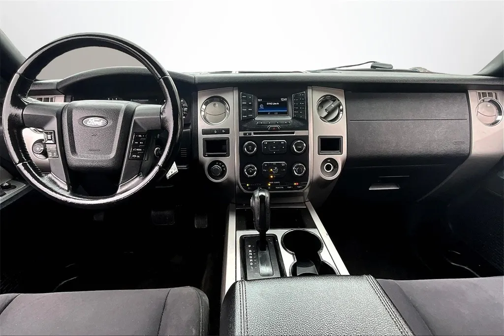 2017 Ford Expedition XLT photo 2