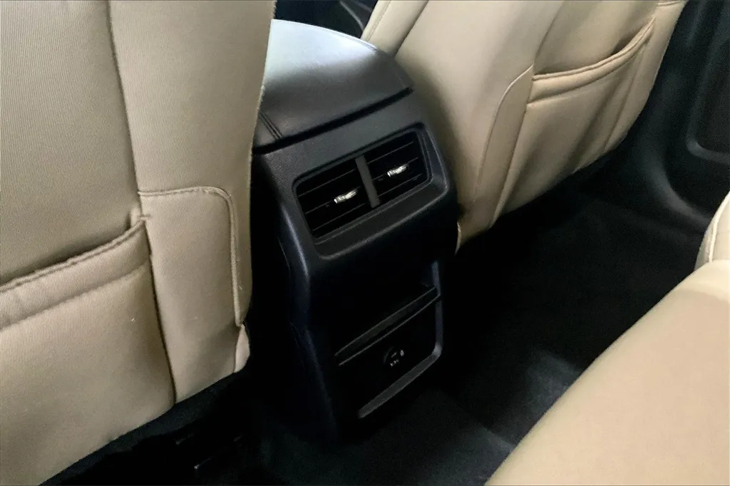 2022 Ford Edge SEL photo 4