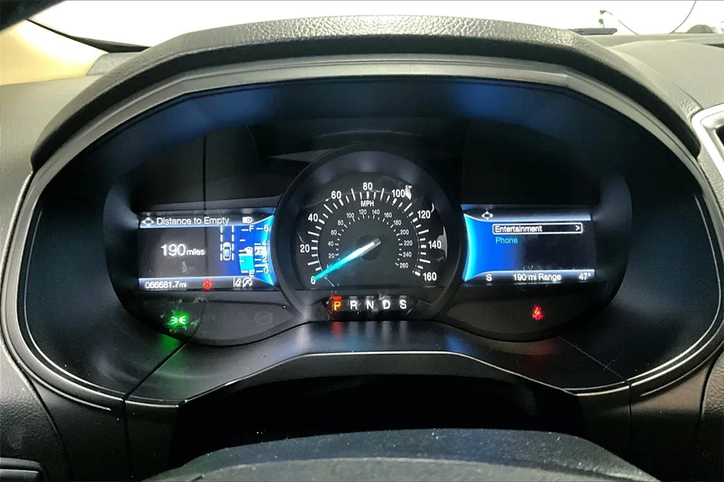 2022 Ford Edge SEL photo 5