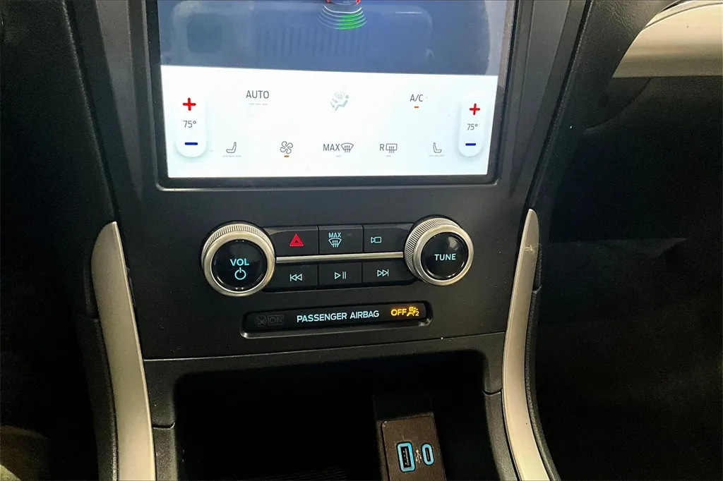 2022 Ford Edge SEL photo 25