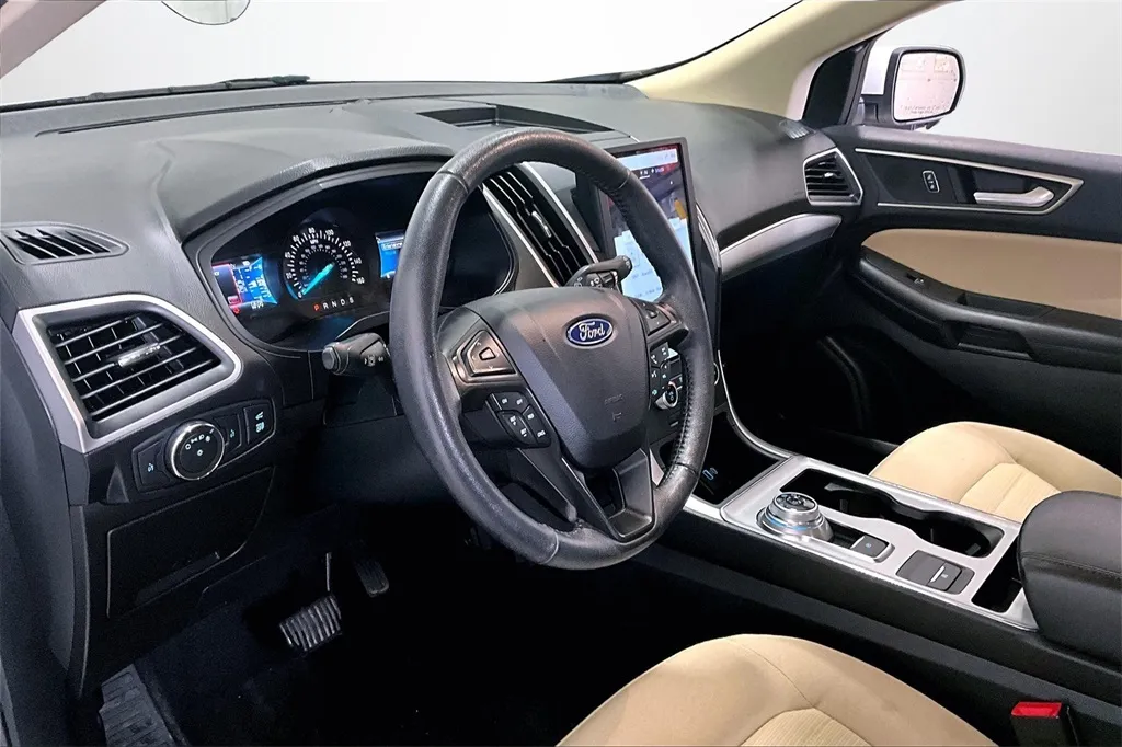 2022 Ford Edge SEL photo 16