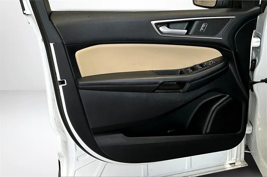 2022 Ford Edge SEL photo 17