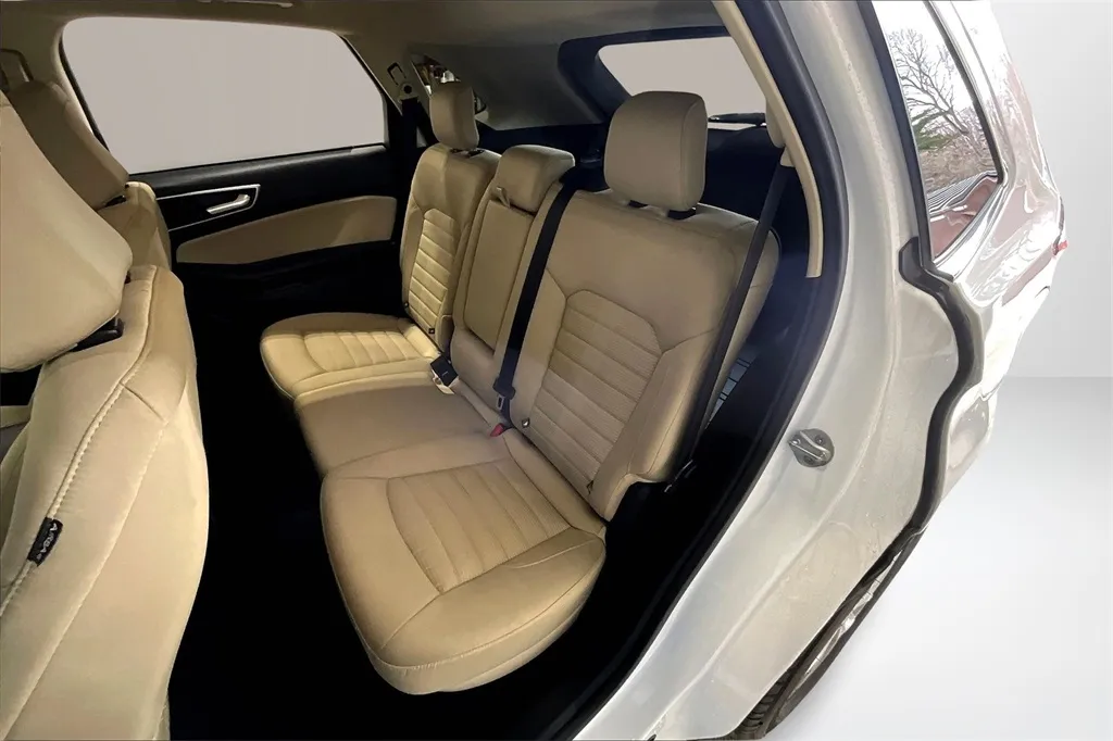 2022 Ford Edge SEL photo 7