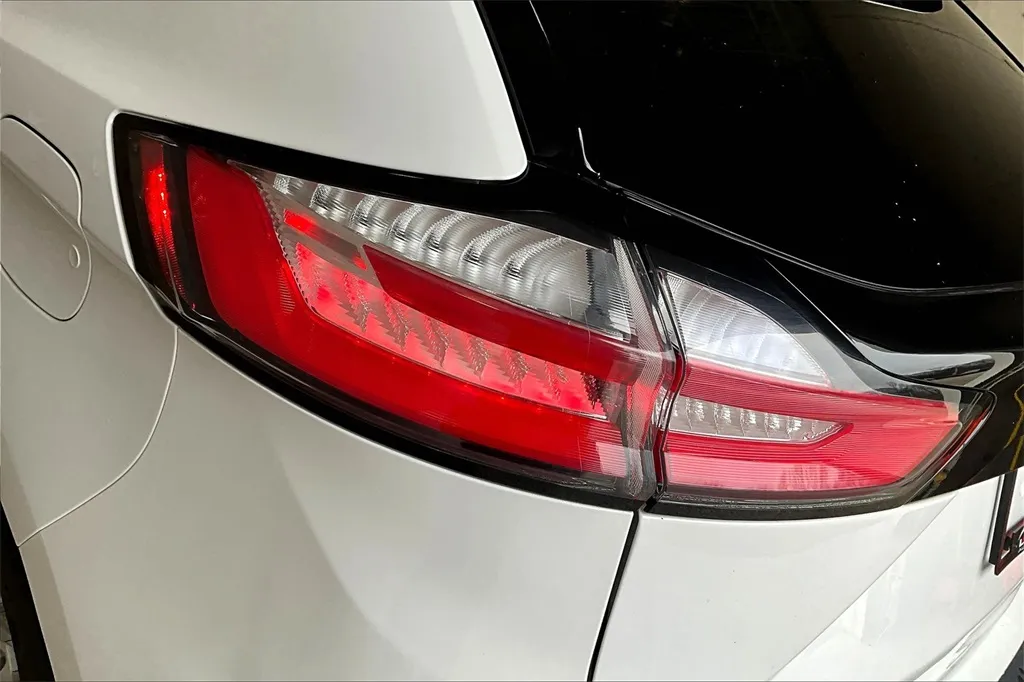 2022 Ford Edge SEL photo 18