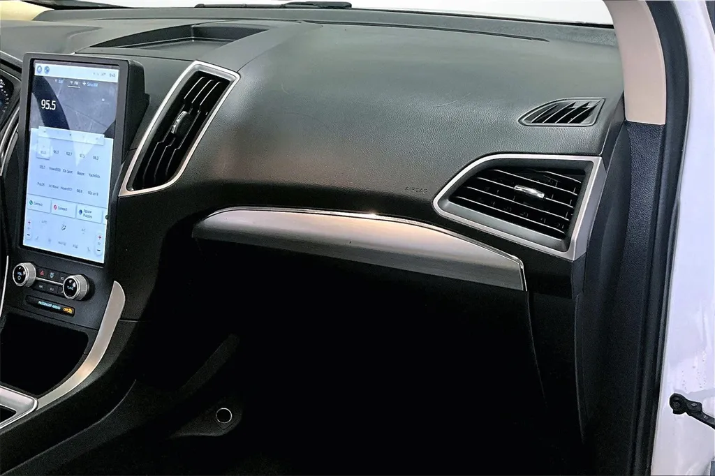 2022 Ford Edge SEL photo 19
