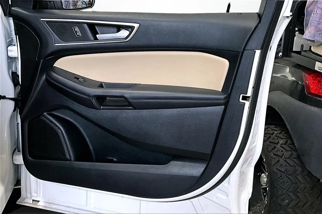 2022 Ford Edge SEL photo 28