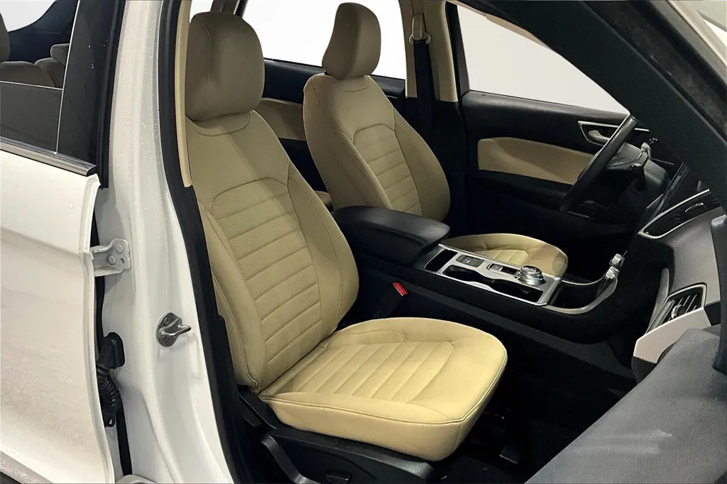 2022 Ford Edge SEL photo 9