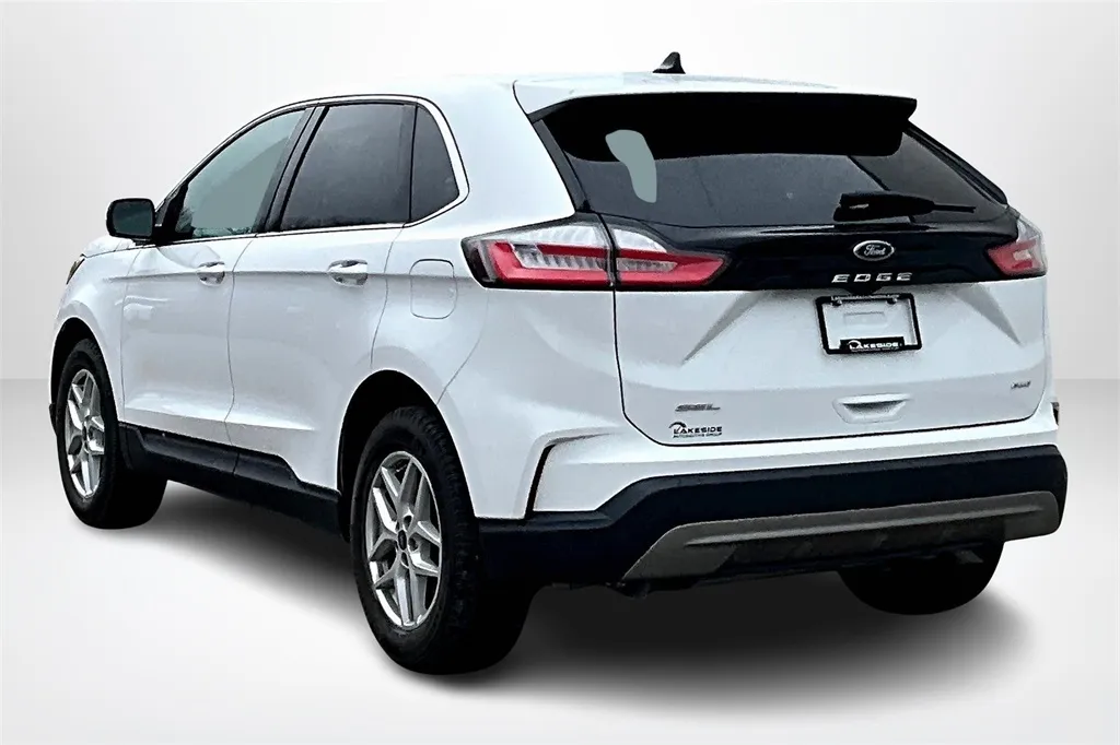 2022 Ford Edge SEL photo 2