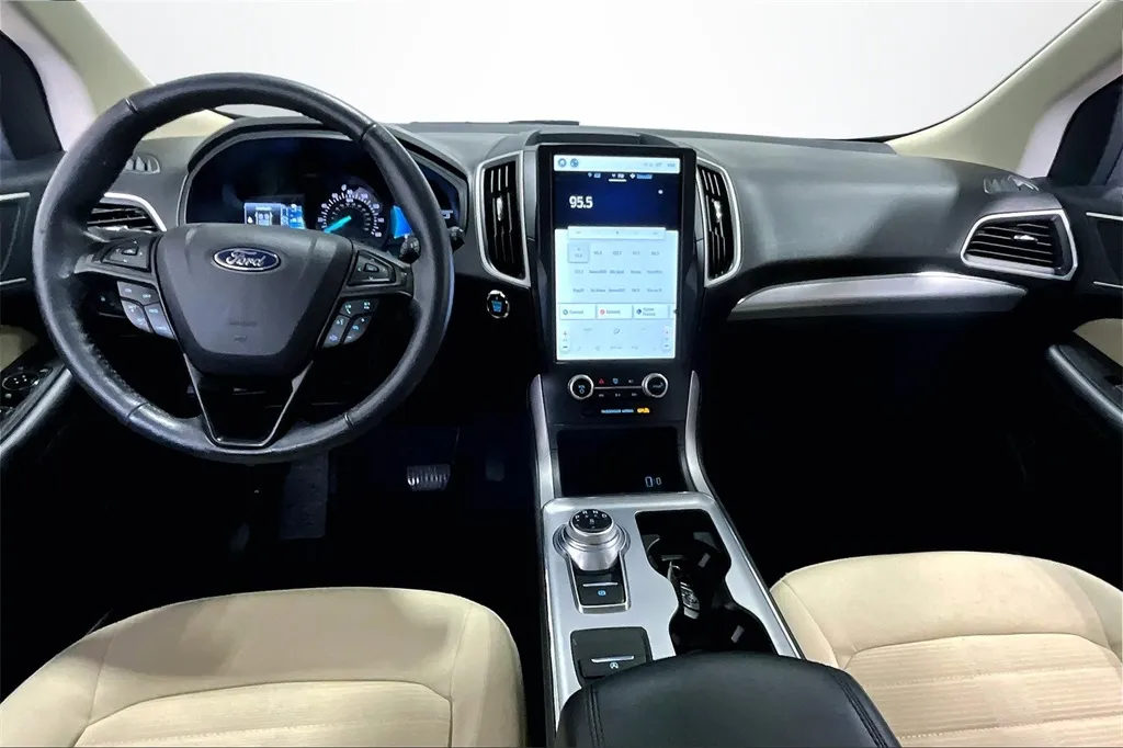 2022 Ford Edge SEL photo 3