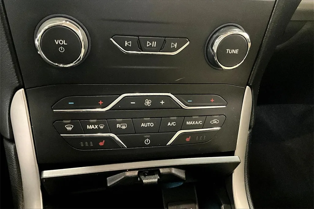 2019 Ford Edge SEL photo 26