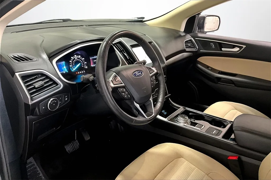 2019 Ford Edge SEL photo 16