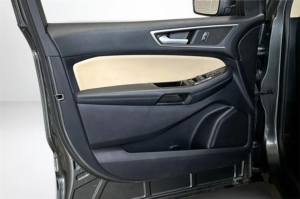 2019 Ford Edge SEL photo 17