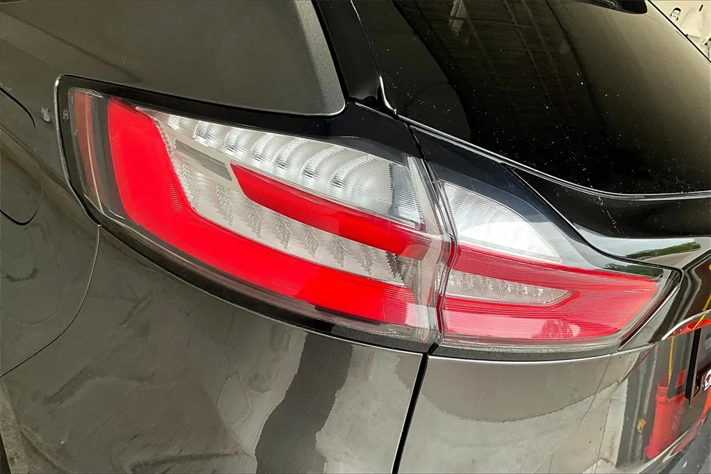 2019 Ford Edge SEL photo 18