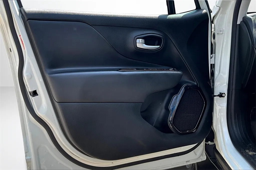 2020 Jeep Renegade Altitude photo 18