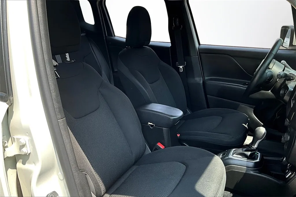2020 Jeep Renegade Altitude photo 9