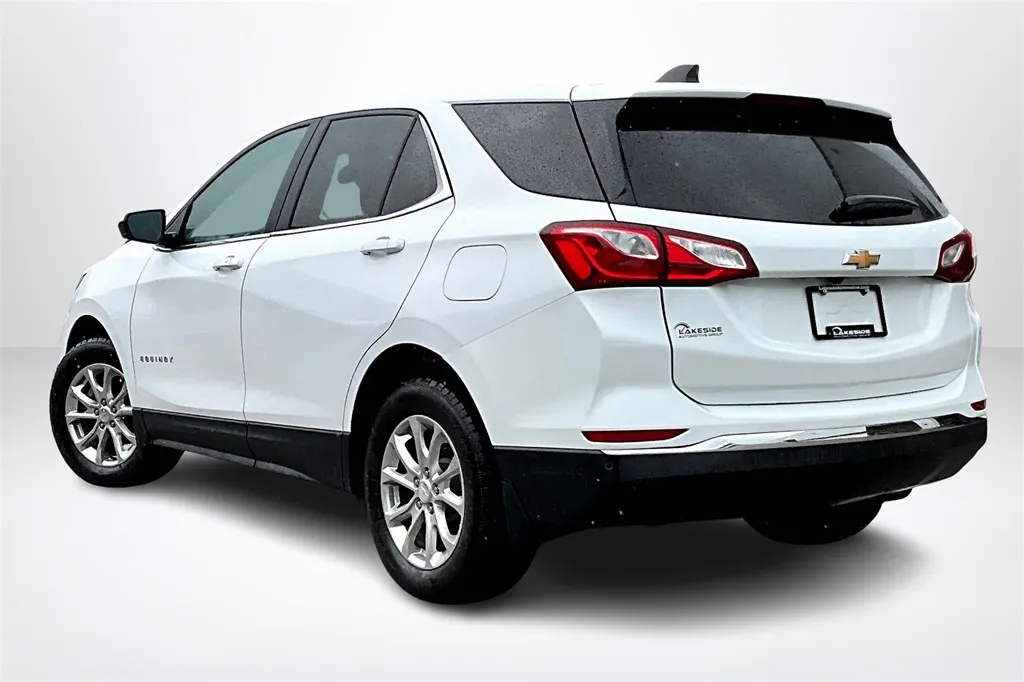 2021 Chevrolet Equinox LT photo 2