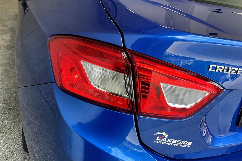 2018 Chevrolet Cruze LT photo 18