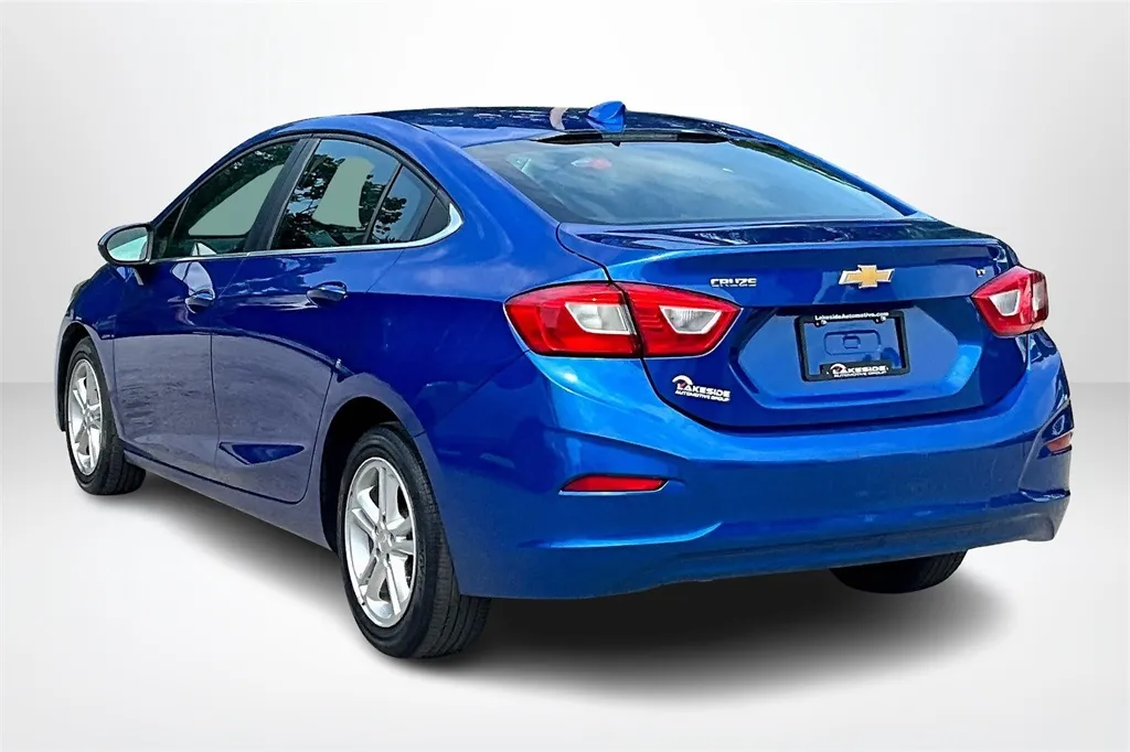2018 Chevrolet Cruze LT photo 2