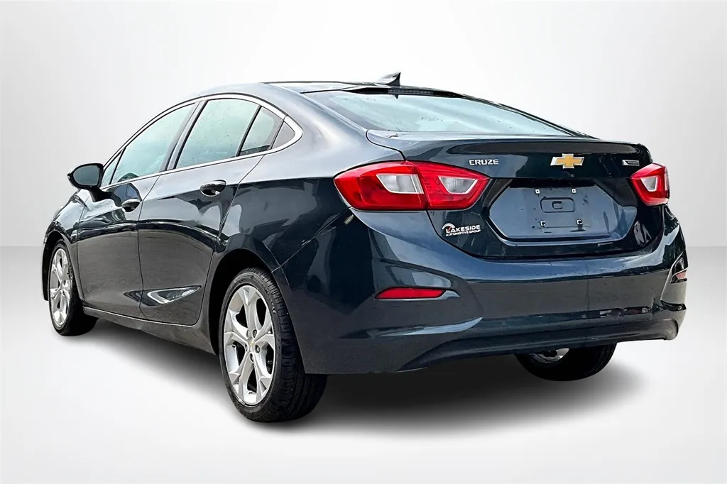 2017 Chevrolet Cruze Premier photo 2