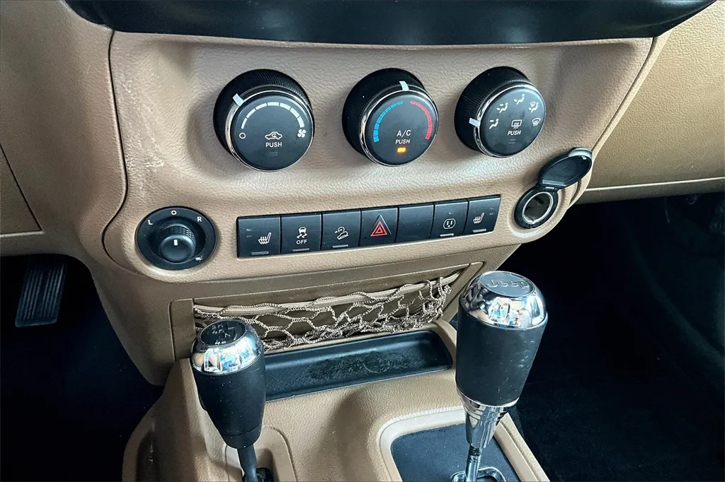 2017 Jeep Wrangler Unlimited Sahara photo 5