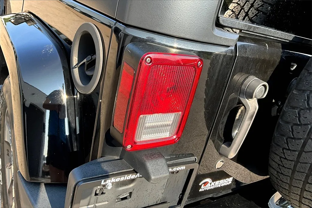 2017 Jeep Wrangler Unlimited Sahara photo 25