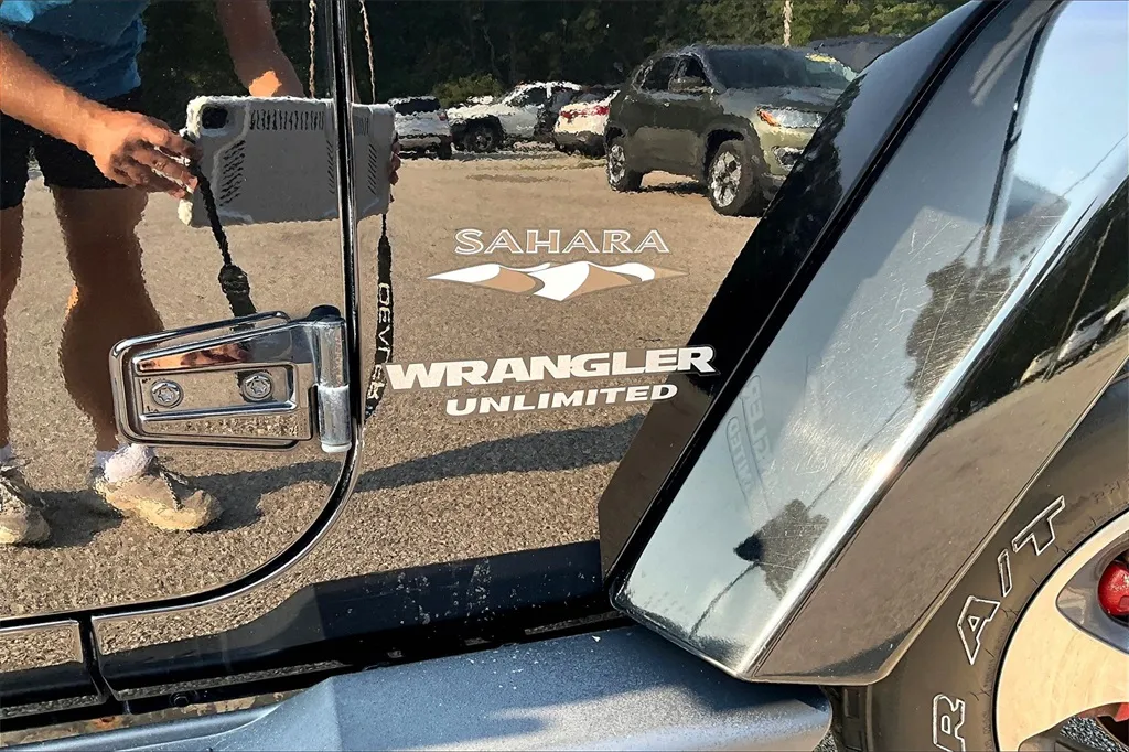 2017 Jeep Wrangler Unlimited Sahara photo 8