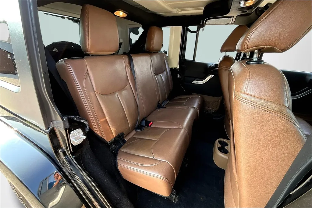 2017 Jeep Wrangler Unlimited Sahara photo 17