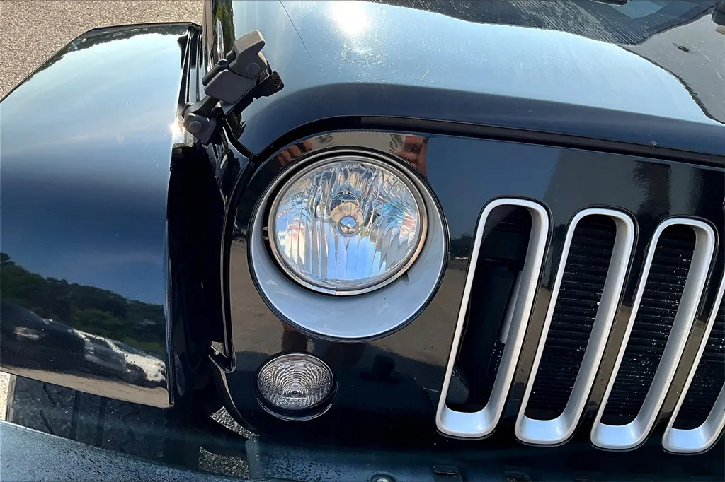 2017 Jeep Wrangler Unlimited Sahara photo 19