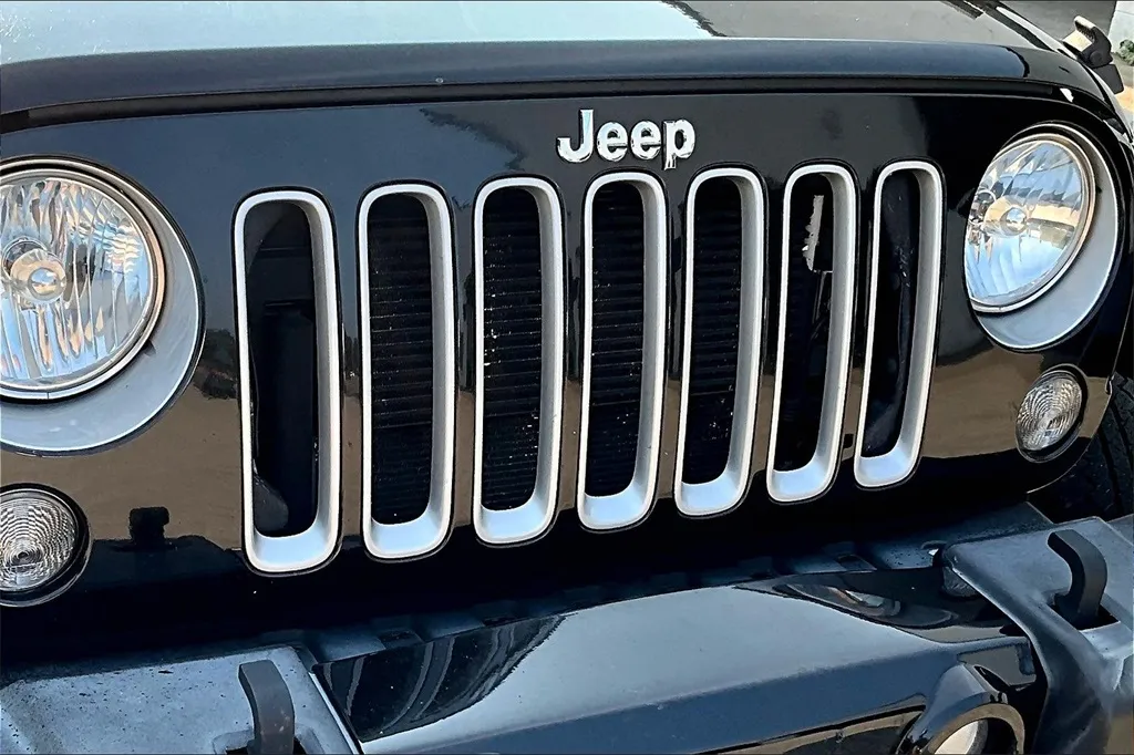 2017 Jeep Wrangler Unlimited Sahara photo 28