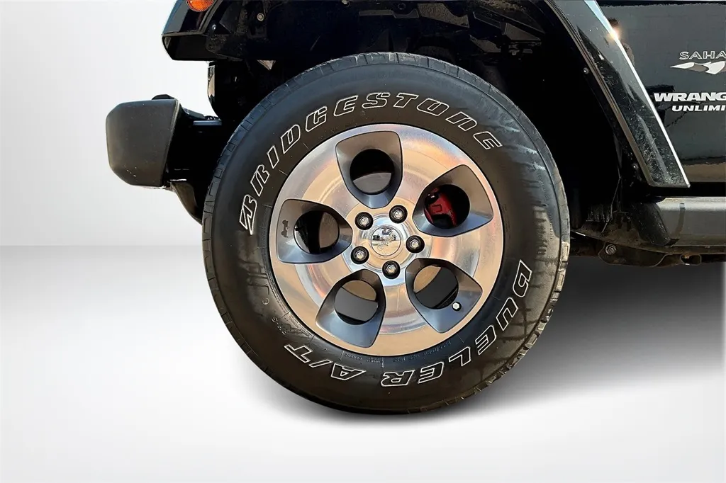 2017 Jeep Wrangler Unlimited Sahara photo 9
