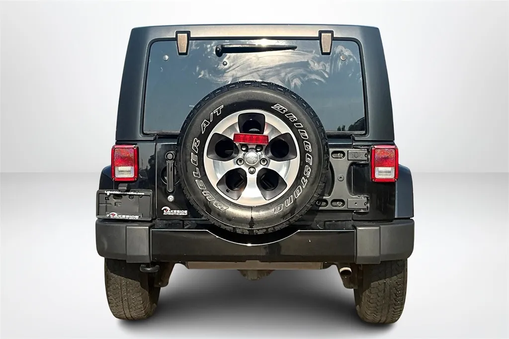 2017 Jeep Wrangler Unlimited Sahara photo 21