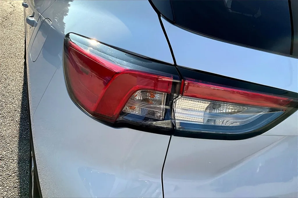 2020 Ford Escape SE photo 19