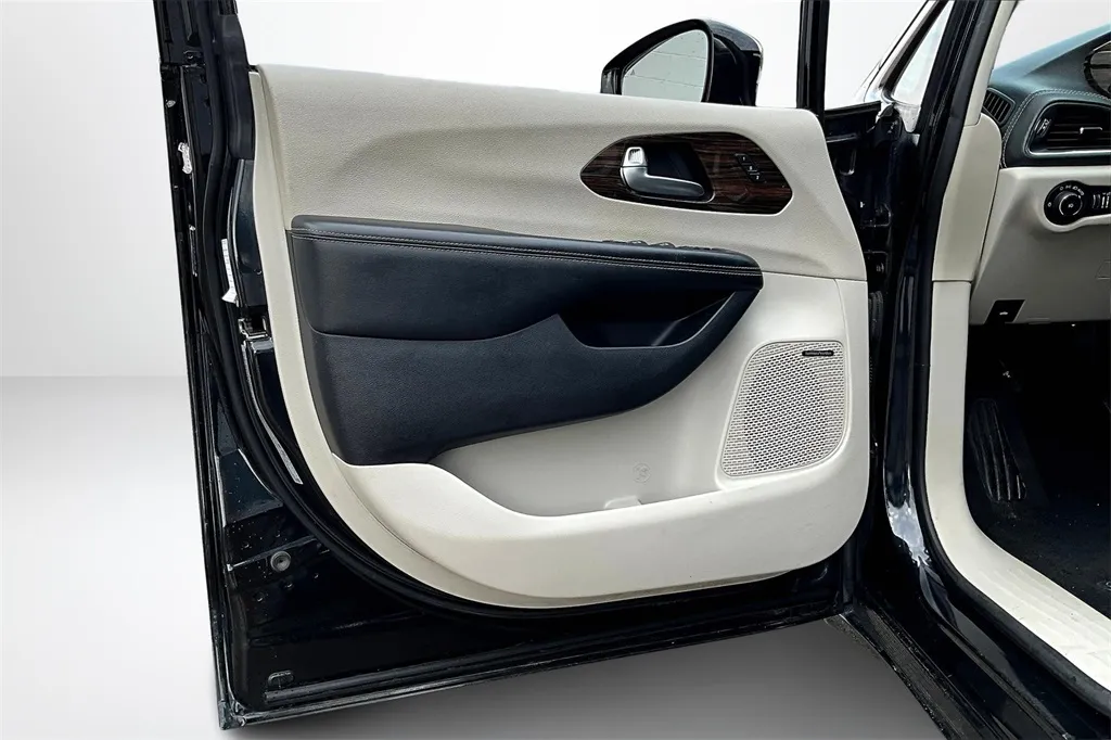 2022 Chrysler Pacifica Limited photo 16