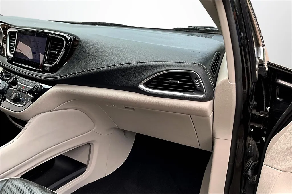 2022 Chrysler Pacifica Limited photo 18