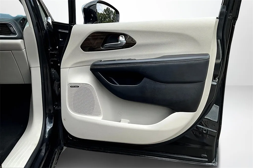 2022 Chrysler Pacifica Limited photo 7