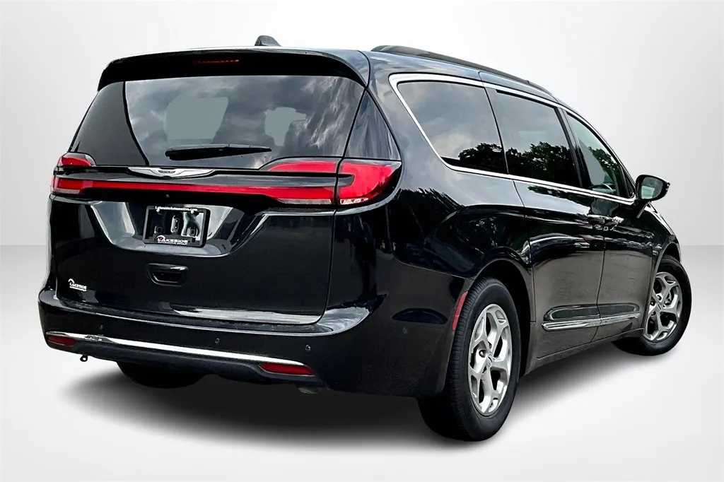 2022 Chrysler Pacifica Limited photo 11