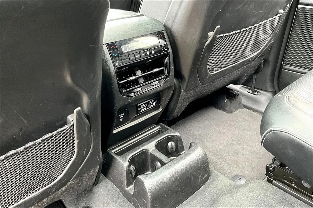 2022 Jeep Grand Cherokee Overland photo 3