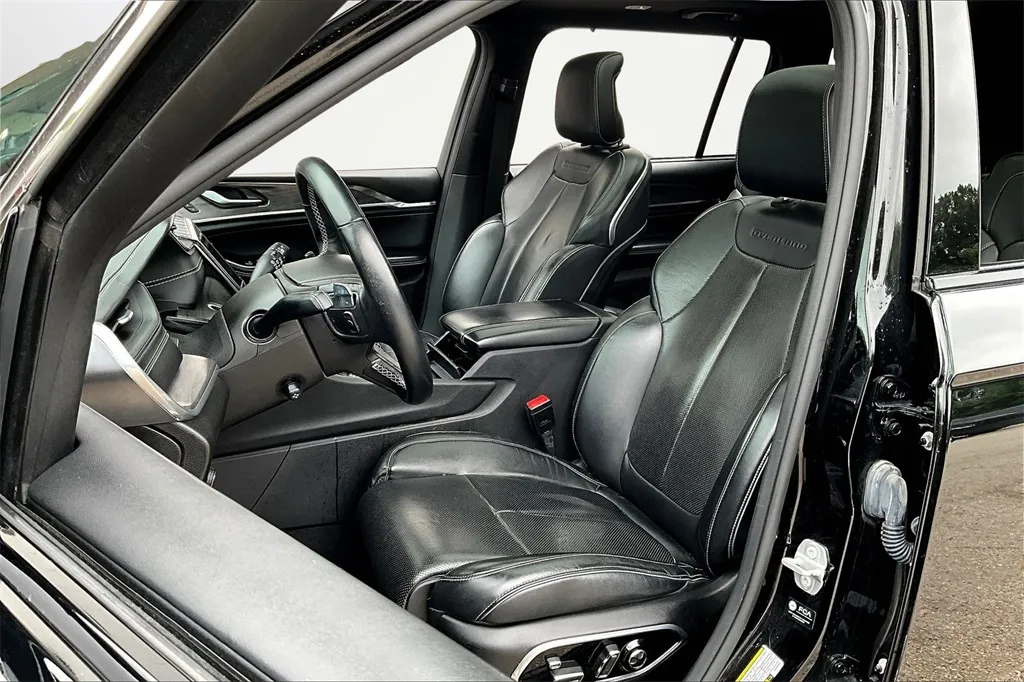 2022 Jeep Grand Cherokee Overland photo 28